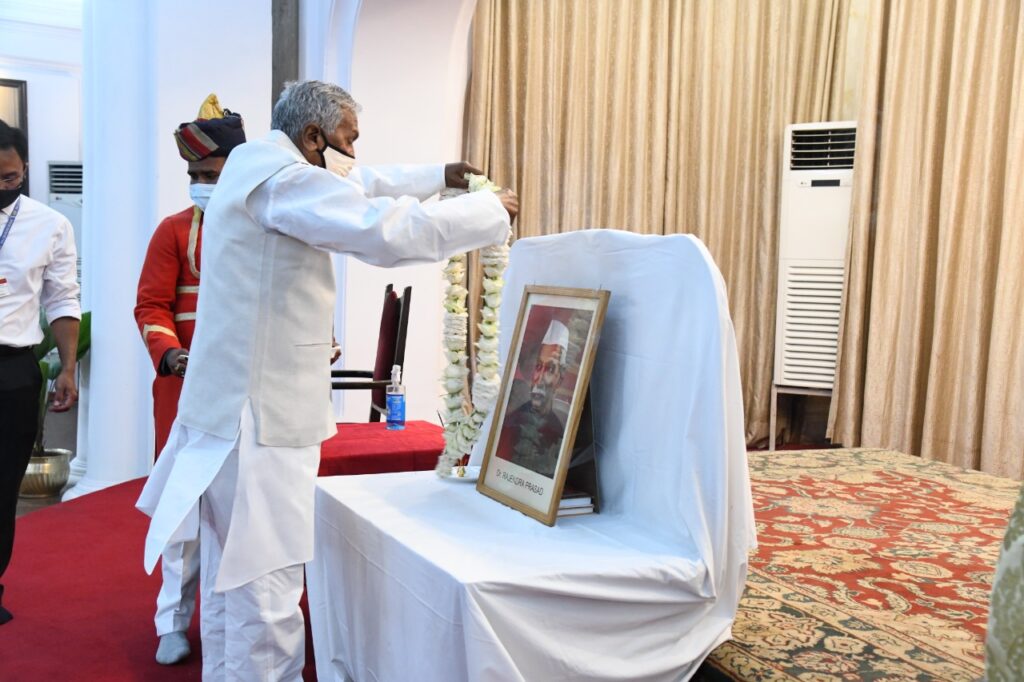 CM और राज्यपाल ने देशरत्न डॉ. राजेंद्र प्रसाद की पुण्यतिथि पर दी श्रद्धांजलि 2 bh pat 04 rajendra prasad ko naman 7201750 28022021134631 2802f 1614500191 999