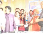 Inq Tmp 31 सुलतानगंज अजगैबीनाथ मंदिर के महंत प्रेमानंद गिरी ने महाशिवरात्रि मे निकाली गई झांकी के कलाकारों को नगद पुरस्कार एंव सिल्ड व प्रमाण पत्र देकर सम्मानित किए।।।