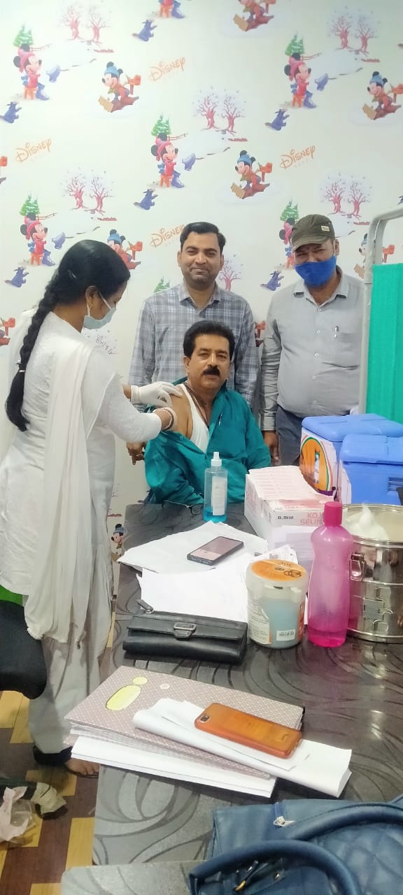 सुलतानगंज रेफरल अस्पताल मे करोना का टिका लगना प्रारंभ।सीओ सहित अन्य अधिकारियों ने लगाया करोना टिंका।।। IMG 20210317 WA0084