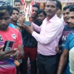 Inq Tmp 37 सुल्तानगंज के बिसौनी गॉव में कबड्डी का फाइनल मैच के विजेता को सील्ड देकर सम्मानित किए।