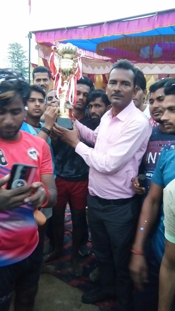 सुल्तानगंज के बिसौनी गॉव में कबड्डी का फाइनल मैच के विजेता को सील्ड देकर सम्मानित किए। 1 IMG 20210319 WA0053