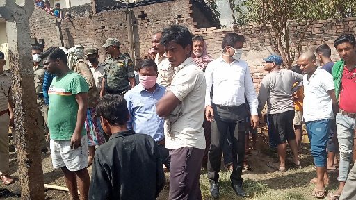 सार्ट सर्किट के कारण भीषण आग लाखों की सम्पत्ति सहित तीन मवेशियों की मृत्यु ।। InquilabIndia 3 IMG 20210327 WA0072