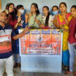 Inq Tmp 33 राजनीतिक विज्ञान के कक्षा प्रारंभ दिवस पर गुलाब फुल से किया गया अभिवादन