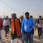 Inq Tmp 30 भागगलपुर नारायणपुर कसमाबाद गांव मे अग्नि पिडित परिवारों से मिलने सांसद अजय मंडल सहित समाज सेवी संजय अग्रवाल कार्यकर्ताओं के साथ पहुचे।