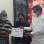 Inq Tmp 31 तारापुर विधायक डॉ०मेवलाल चौधरी ने बिहार सरकार के राजस्व व भूमि सुधार विभाग द्वारा प्रखंड क्षेत्र के भूमिहीन लोगों को जमीन बंदोबस्त कर पर्चा बंटा गया।