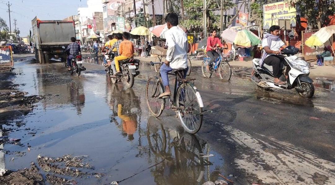 ऐतिहासिक थाना भवन के सामने बह रहा नाला का पानी, संज्ञान लेने वाला कोई नहीं, शहरवासी परेशान। 1 WhatsApp Image 2021 03 07 at 13.08.55