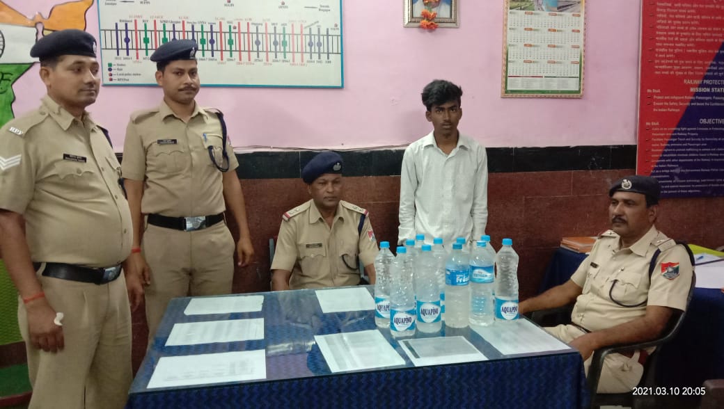 रेलवे स्टेशन में आरपीएफ ने चेकिंग के दौरान 12 लीटर महुआ शराब के साथ एक युवक गिरफ्तार किए। 1 WhatsApp Image 2021 03 10 at 20.18.07