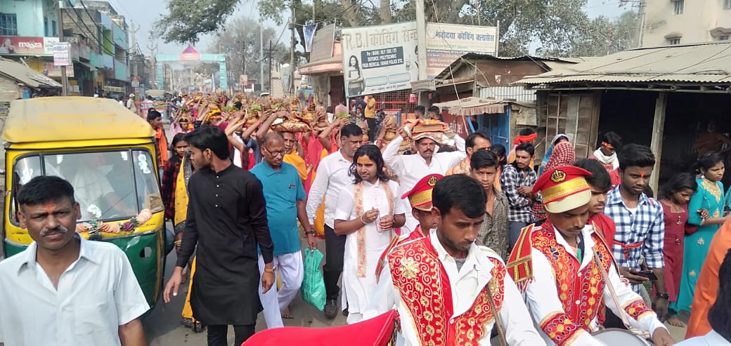 कटहरा पंचायत के रघुचक अंधकार मे भागवत कथा को लेकर कलश शौभा यात्रा निकाला गया। WhatsApp Image 2021 03 11 at 09.28.05