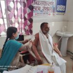 Inq Tmp 36 भाजपा जिला उपाध्यक्ष ने करोना वैक्सीन सुई लेते हुए जागरूक किए।। Inquilabindia