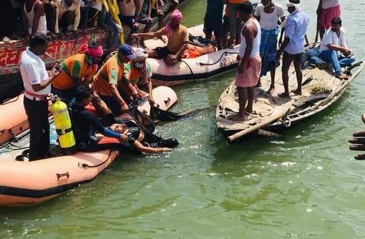 गंगा नदी में जीप गिरने से 10 से अधिक लोगों की मौत हो गई है ।। InquilabIndia 2 FB IMG 1619167356283