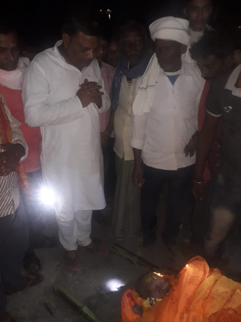 जिला परिषद अध्यक्ष टुनटुन साह की माता के निधन पर सभी दल के नेताओं ने पुष्पाणजलीं अर्पित कर शोक व्यप्त किए।। 1 IMG 20210401 WA0100