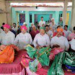 Inq Tmp 37 पूर्व सांसद के साथ राजद कार्यकर्ता ने चादरपोशी कर माथा टेका ।। InquilabIndia