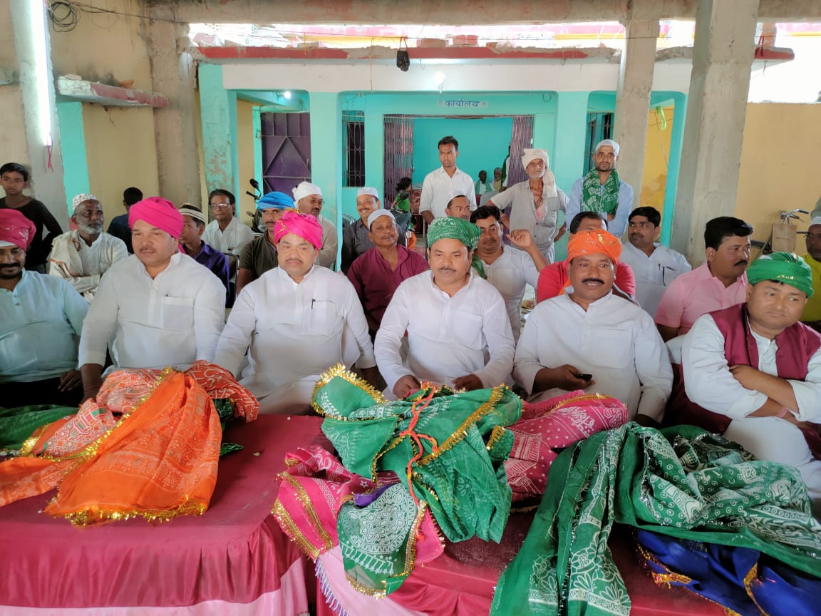 पूर्व सांसद के साथ राजद कार्यकर्ता ने चादरपोशी कर माथा टेका ।। InquilabIndia IMG 20210403 WA0009