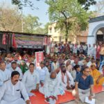 महागठबंधन के नेताओं ने एक जुट होकर लिपिक संजय कुमार को मुआवजा की मांग को लेकर जिला मुख्यालय मे धरना प्रर्दशन। INQUILABINDIA