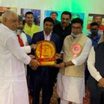 शिक्षा के क्षेत्र मे रिसर्च करने पर रवि सुमन कुमार उर्फ अरुण मंडल को ग्रामीण कार्य मंत्री द्वारा ज्ञानचंद अवार्ड से सम्मानित ।