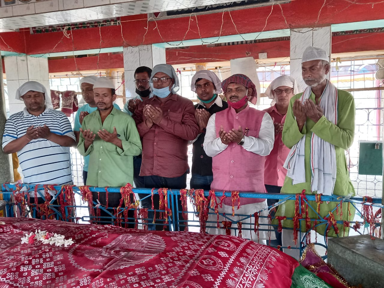 विधायक प्रतिनिधि ने किया चादर पोशी नवगछिया ।। InquilabIndia 1 IMG 20210406 WA0047 2