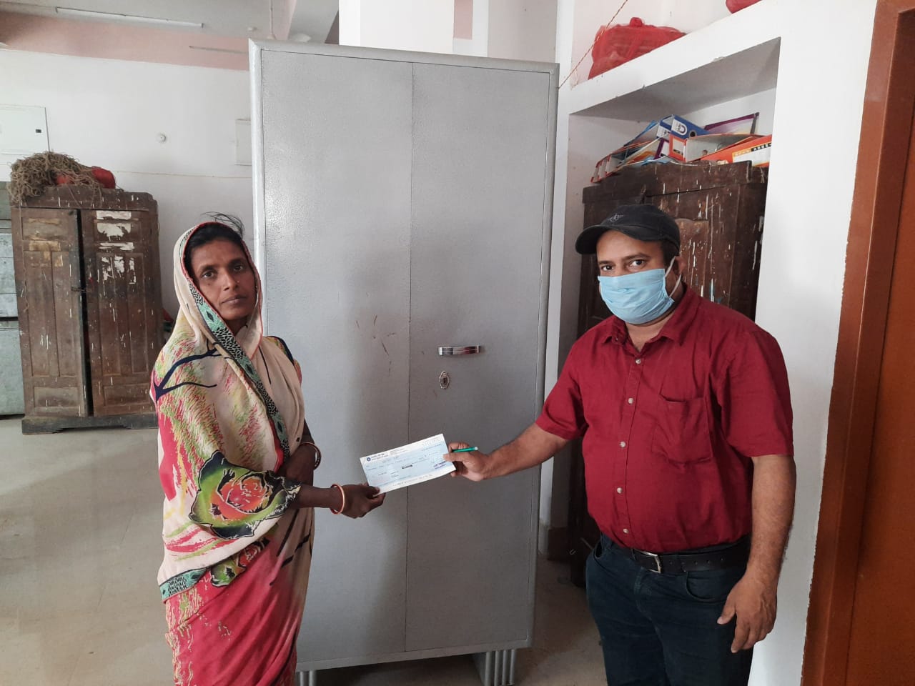 सड़क दुर्घटना में मृतक के आश्रिता को मिली अनुदान राशि 1 IMG 20210407 WA0040 1