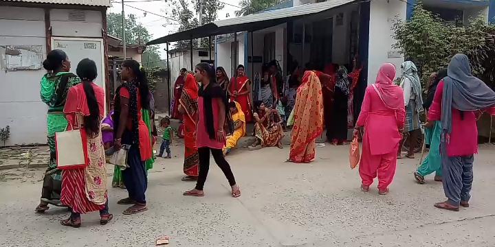 सीएचसी परबत्ता में कोरोना गाइडलाइन की धज्जियां उड़ाई जा रहीं है। Inquilabindia 3 IMG 20210409 WA0076