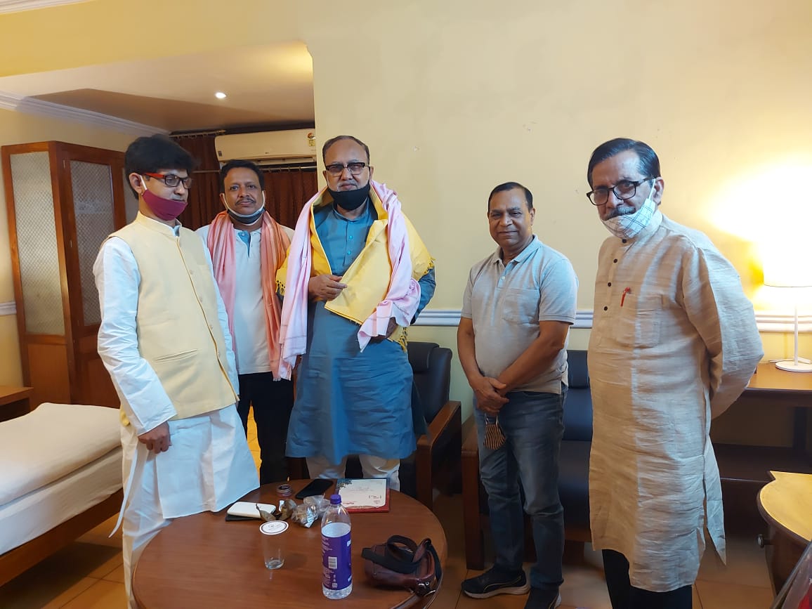 पुर्व वित्त मंत्री का स्वागत राजद के प्रदेश महासचिव सहित कई कार्यकर्ताओं ने किए।। InquilabIndia IMG 20210410 WA0044