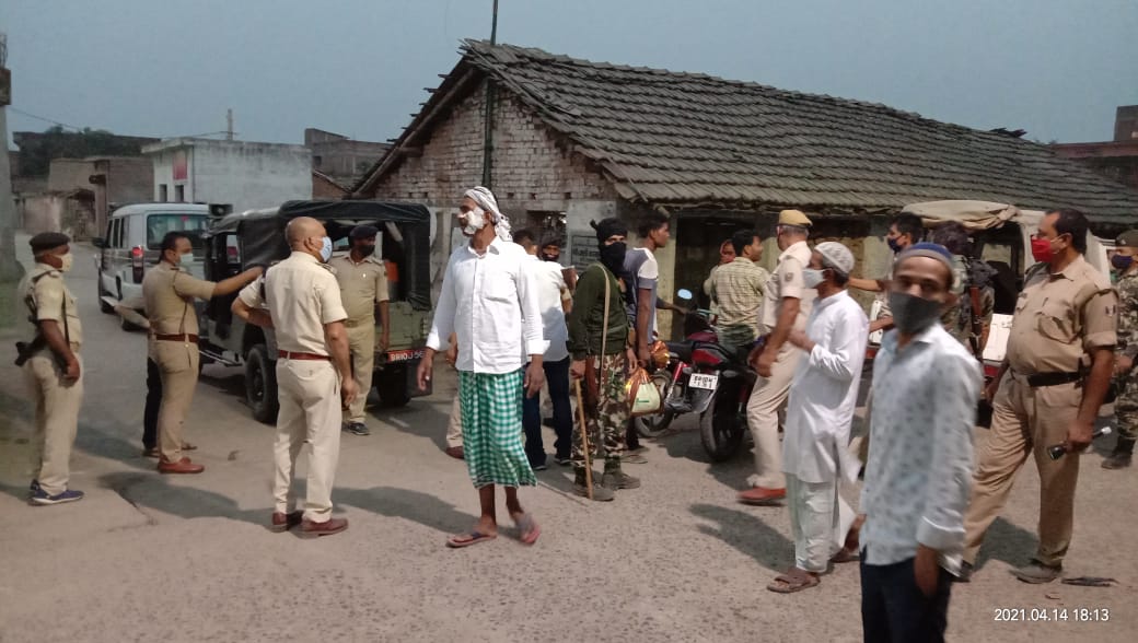 सुलतानगंज मे बढते करोना संक्रमण को देखते हुए थाना अध्यक्ष ने मास्क चेकिंग अभीयान चलाकर शक्ति वर्ती।। 1 IMG 20210415 WA0008