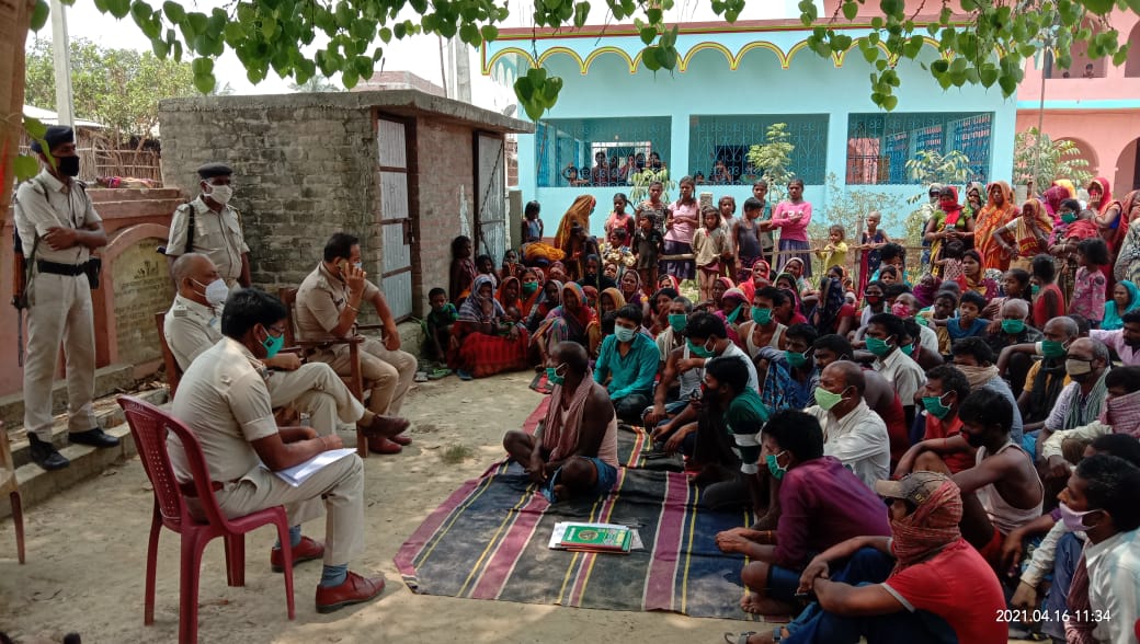 कसमाबाद गांव मे बालक की गोलीमार कर हत्या मामले मे ग्रामीणों ने एकजुट होकर अपराधियों की गिरफ्तारी के लिए धरना प्रदर्शन किए।। Inquilabindia 1 IMG 20210416 WA0030