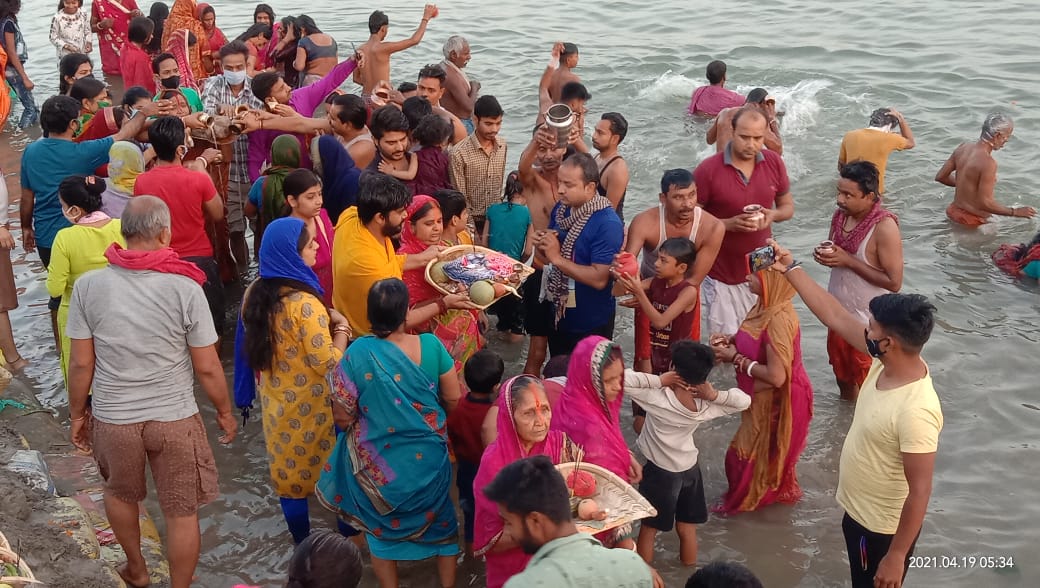 अजगैवीनाथ मे उदयमान सुर्य को अर्ग देकर चैत्री छठ का हुआ समापन।।। 1 IMG 20210419 WA0014