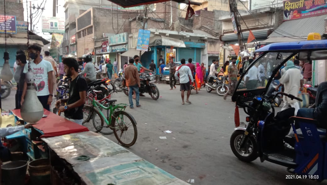 बढते कोरोना संक्रमण को लेकर थानाध्यक्ष ने शहर के विभिन्न जगहों मे पेट्रोलिंग कर दिए कई दिशा निर्देश।। 1 IMG 20210419 WA0045