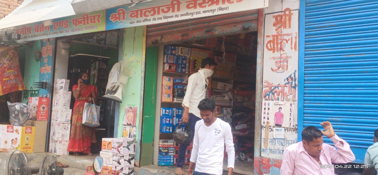 सरकारी गाइडलाइन की खुलेआम उड़ा रहे धज्जिया समय से पहले खुल जाते हैं दुकान, बिना मास्क के ही लोग कर रहे हैं खरीदारी IMG 20210422 WA0053