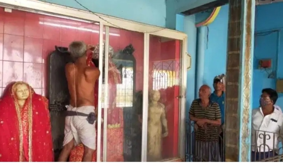 काली मंदिर नवटोलिया से प्रतिमा की मुकूट चोरी होने पर दुबारा संजय सेठ ने चढ़ाया तीन मुकुट।। Inquilab india 1 Screenshot 20210421 070316