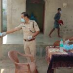 मसदी पंचायत के मसदी गांव मे थानाध्यक्ष व मुखिया प्रत्याशी के प्रतिनिधि द्वारा मास्क,साबुन,सेनिटाइजर वितरण // INQUILABINDIA