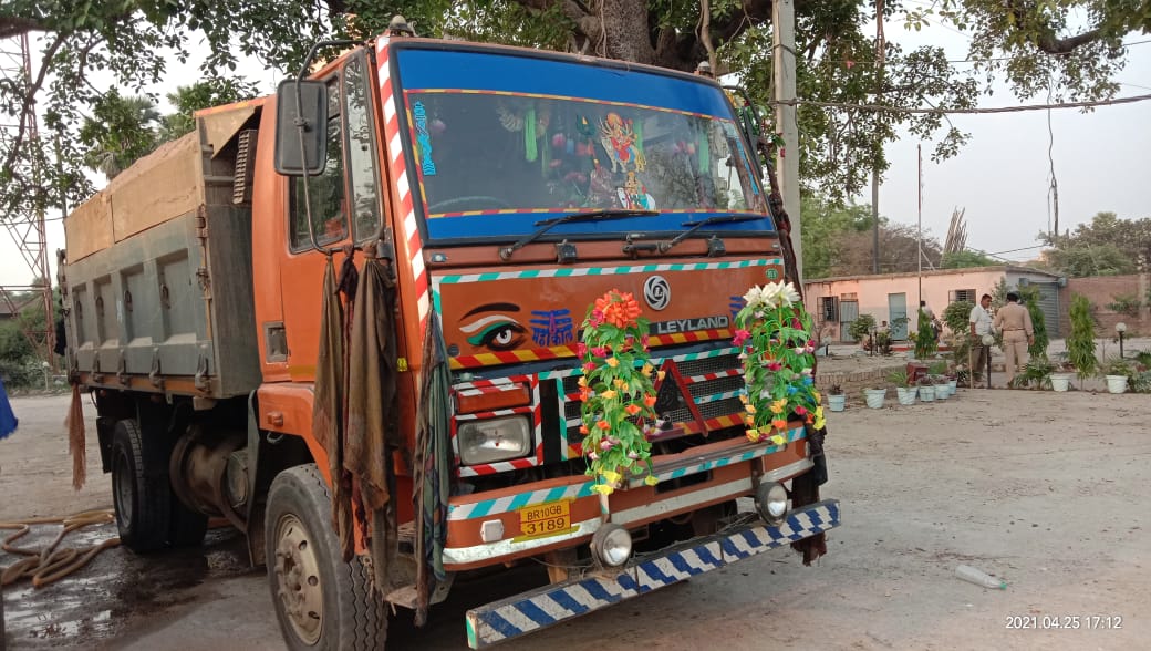 सुलतानगंज पुलिस ने देरशाम ओभर लोड बालु ट्रक को किया जब्त।। INQUILABINDIA 1 WhatsApp Image 2021 04 25 at 17.43.28