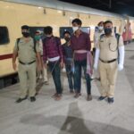 Inq Tmp 38 भागलपुर सुलतानगंज आरपीएफ व जमालपुर जीआरपी ने संयुक्त रुप से अपराध कि योजना बना रहे तीन युवक को रंगे हाथ गिरफ्तार किए।।