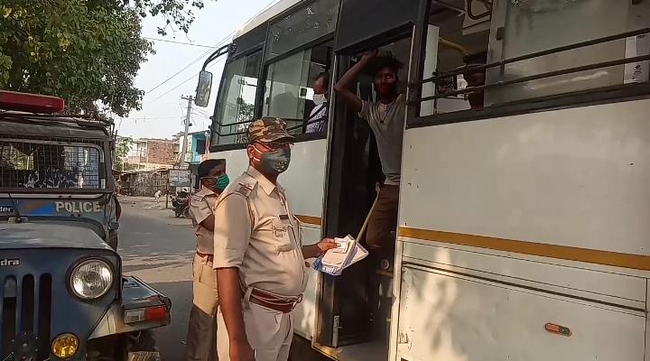 परबत्ता बाजार में बिहार सरकार के गाइडलाइन की धज्जियां उड़ाया जा रहा है।। InquilabIndia 2 IMG 20210502 WA0064