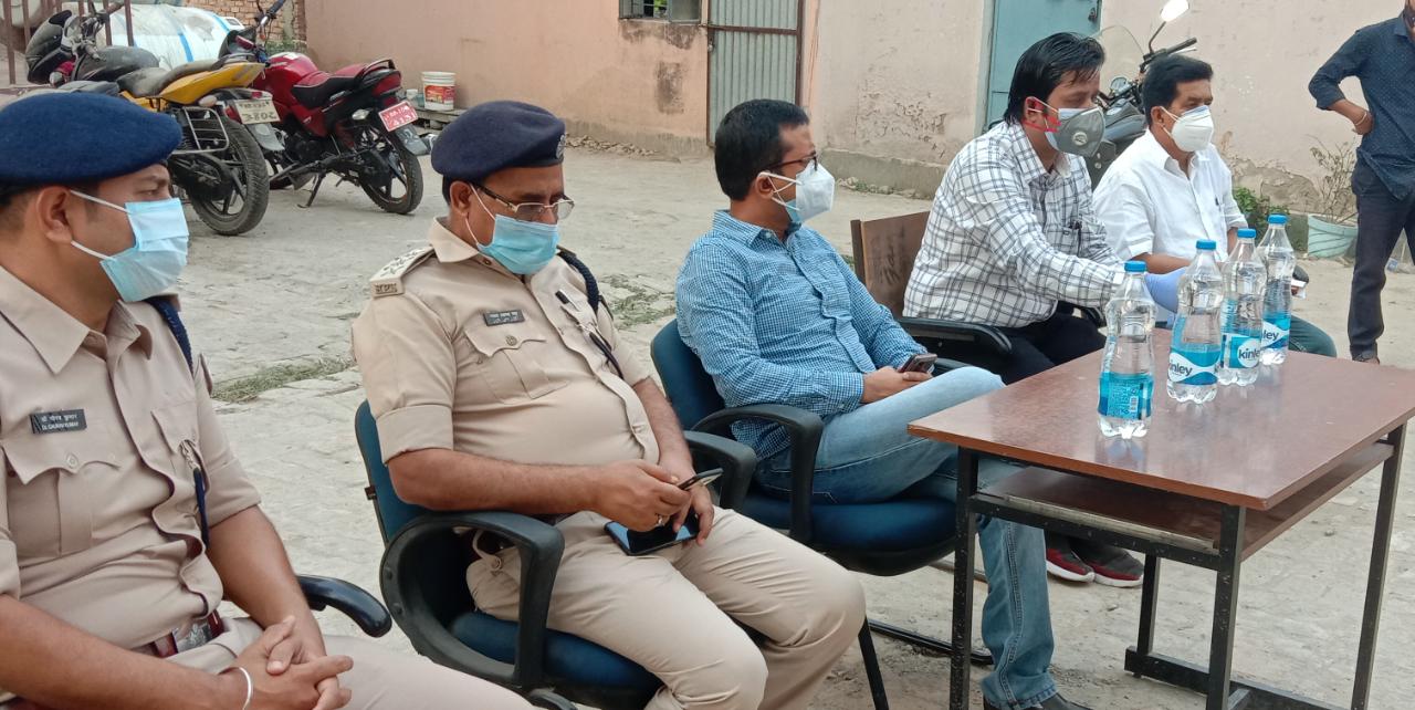 सुलतानगंज थाना परिसर मे एसडीओ ने सब्जी विक्रेता को कई दिशा निर्देश दिए।।। IMG 20210503 WA0122