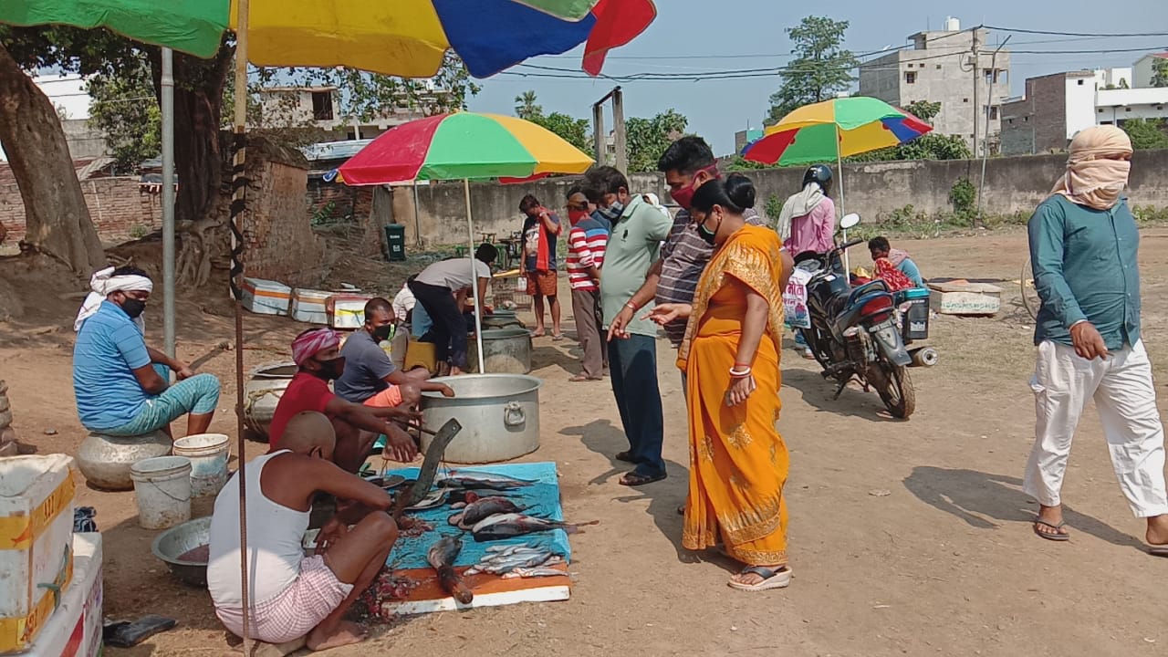 सुलतानगंज में मांस मछली की दुकानें अधिकारीयों ने नए जगह सीफ्ट करने पर दुकानदारों सहित जनताओं ने धन्यबाद दिए। InquilabIndia 1 IMG 20210508 WA0018