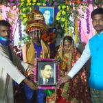 Inq Tmp 38 युवाओं के सहयोग से गरीब के बेटी की हुई शादीसंविधान निर्माता बाबा साहेब की तस्वीर वर वधु को पेश किये।