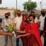 Inq Tmp 34 सुलतनगंज थानाध्यक्ष लाल बहादुर ने पदभार ग्रहण करने पर ग्राम रक्षा दल ने बुके देकर स्वागत किए। InquilabIndia
