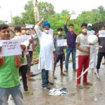 Inq Tmp 38 समाजिक न्याय कार्यकर्ताओं ने एकजुट होकर कृषि कानुन बिल वापस लेने के विरोध मे प्रधानमंत्री नरेंद्र मोदी का पुतला दहन करते हुए विरोध प्रर्दशन किए।।