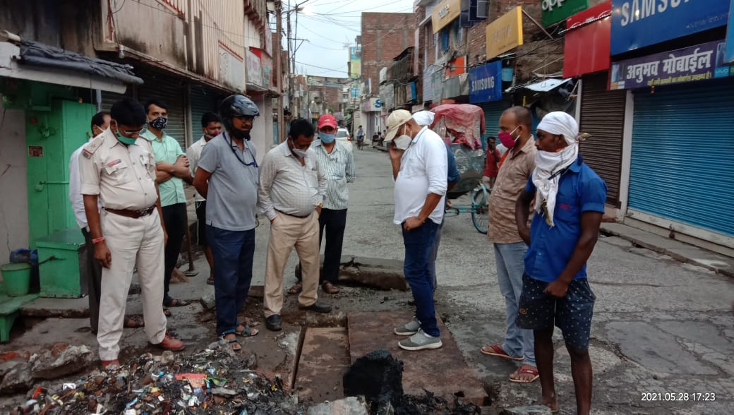सुलतनगंज चौक बाजार मे नाले का प्लेट टुटने पर अधिकारियों ने लोहे का प्लेट लगाया।।। IMG 20210528 WA0073