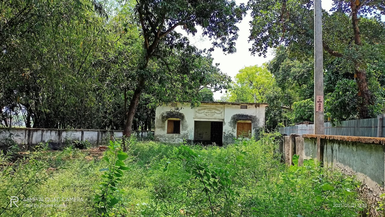 एक समय असाध्य रोगों का होता था इलाज, दो दशक से खंडहर में है तब्दील ।। InquilabIndia 2 IMG 20210530 WA0059