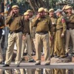 सुलतनगंज में स्थानीय पुलिस द्वारा ग्रामीणों से किया नोक झोंक।