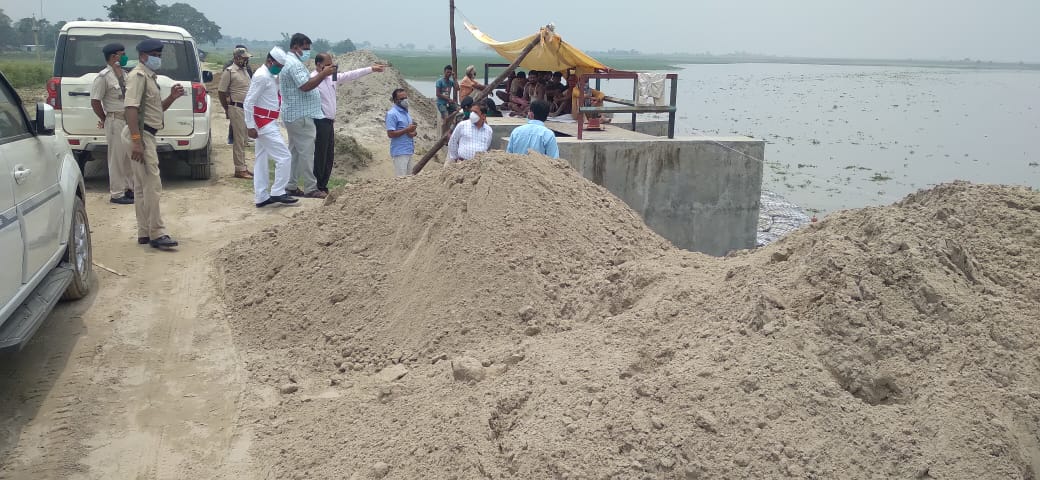 भागलपुर के DM सुब्रत कुमार सेन बाढ़ पूर्व कोसी तटबंधों के हालात देखने बिहपुर के बगजान व जयरामपुर त्रिमुहान कोसी तटबंधों पर पहुंचे।। INQUILABINDIA 3 IMG 20210601 WA0010