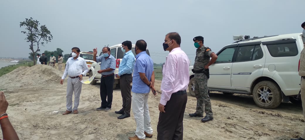 भागलपुर के DM सुब्रत कुमार सेन बाढ़ पूर्व कोसी तटबंधों के हालात देखने बिहपुर के बगजान व जयरामपुर त्रिमुहान कोसी तटबंधों पर पहुंचे।। INQUILABINDIA 4 IMG 20210601 WA0018