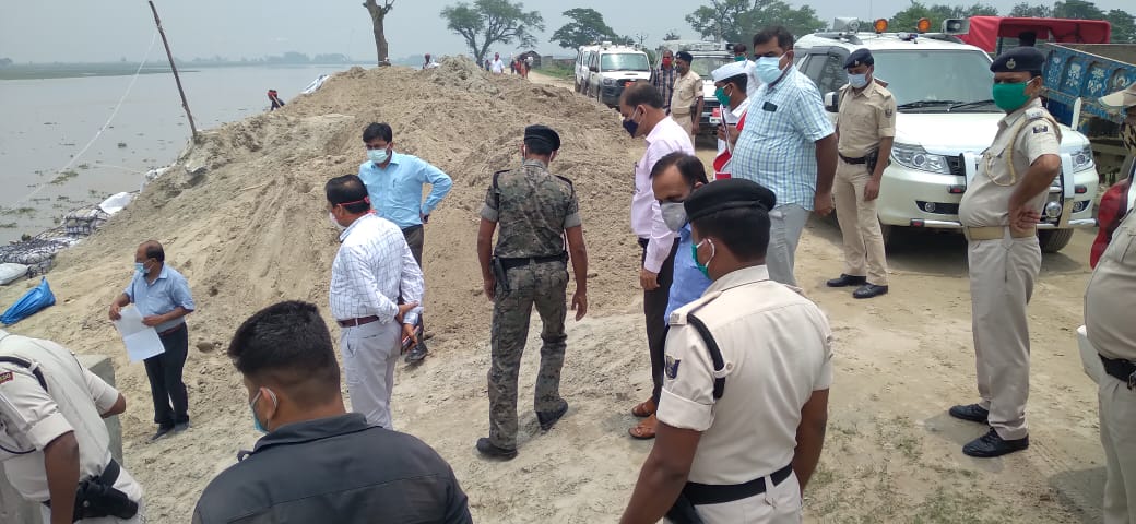 भागलपुर के DM सुब्रत कुमार सेन बाढ़ पूर्व कोसी तटबंधों के हालात देखने बिहपुर के बगजान व जयरामपुर त्रिमुहान कोसी तटबंधों पर पहुंचे।। INQUILABINDIA 2 IMG 20210601 WA0021