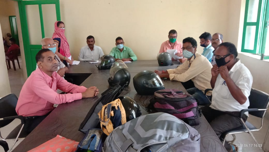 सुलतनगंज कृषि कार्यालय भवन मे किसानों को बिज वितरण मे तेजी लाने को लेकर समिक्षा बैठक।।। 1 IMG 20210617 WA0076