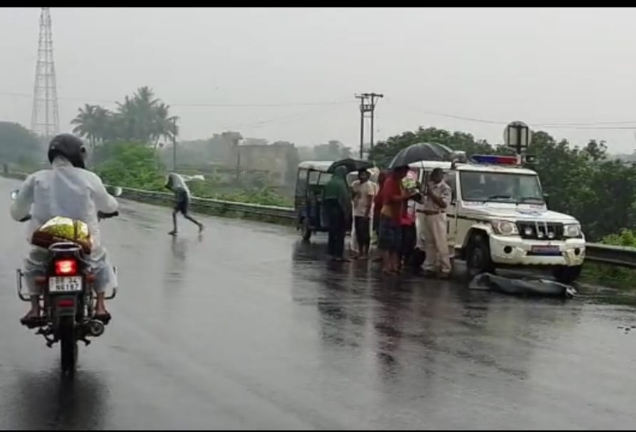 नारायणपुर NH 31 पर ट्रक के धक्का से राजमिस्त्री का मौत ।। InquilabIndia 2 IMG 20210621 WA0125