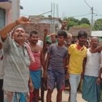 Inq Tmp 32 सामुदायिक भवन गांव के दबंगों द्वारा तोड़ने को लेकर ग्रामीणों ने किया जमकर हंगामा।। InquilabIndia