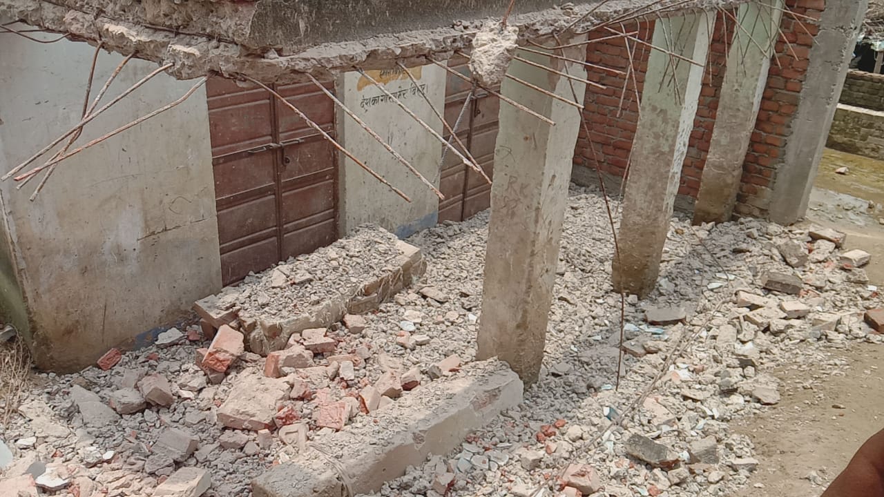 सामुदायिक भवन गांव के दबंगों द्वारा तोड़ने को लेकर ग्रामीणों ने किया जमकर हंगामा।। InquilabIndia 2 IMG 20210628 WA0047 1