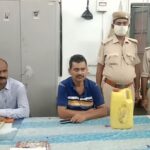 Inq Tmp 35 नवगछिया जीआरपी ने स्टेशन के पूर्वी छोर पर बरामद की 2 लीटर लावारिस देसी शराब ।। InquilabIndia