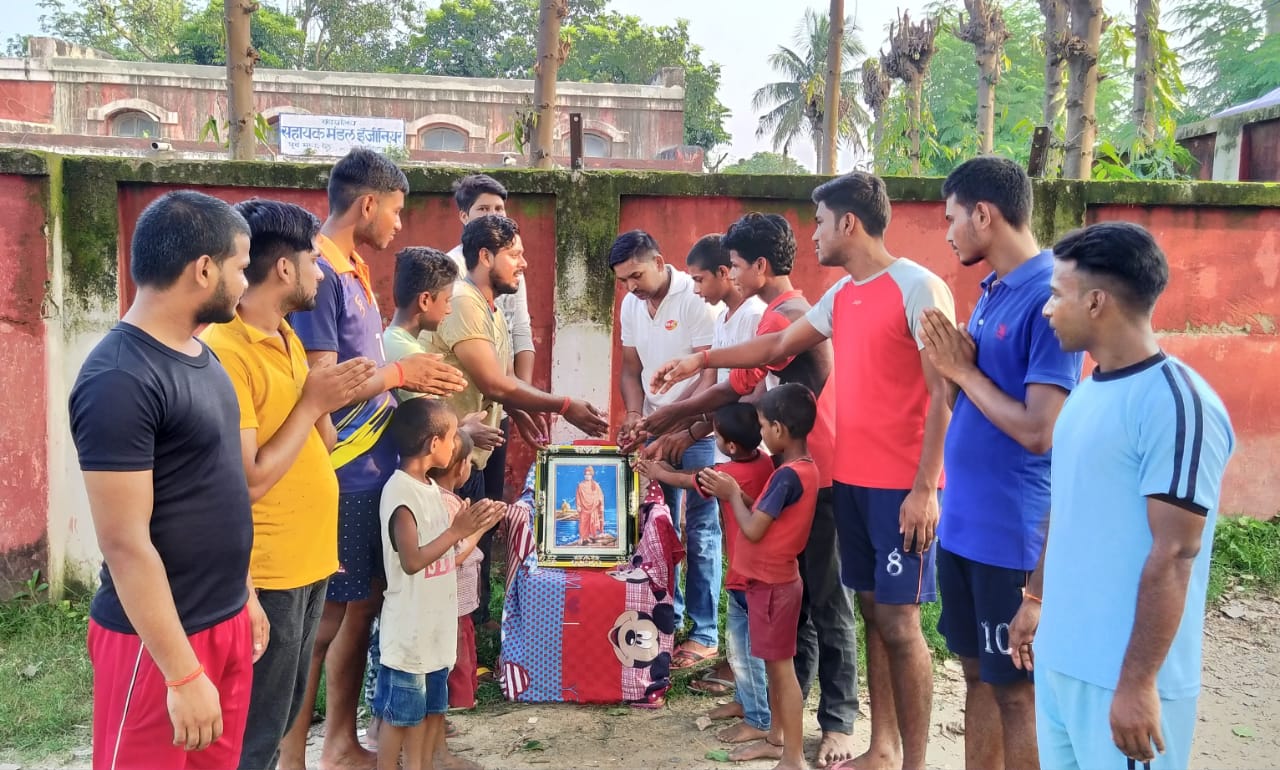 119 वीं पुण्यतिथि पर बिहपुर में खिलाड़ियों ने स्वामी विवेकानंद को दी श्रद्धांजली ।। IMG 20210704 WA0123